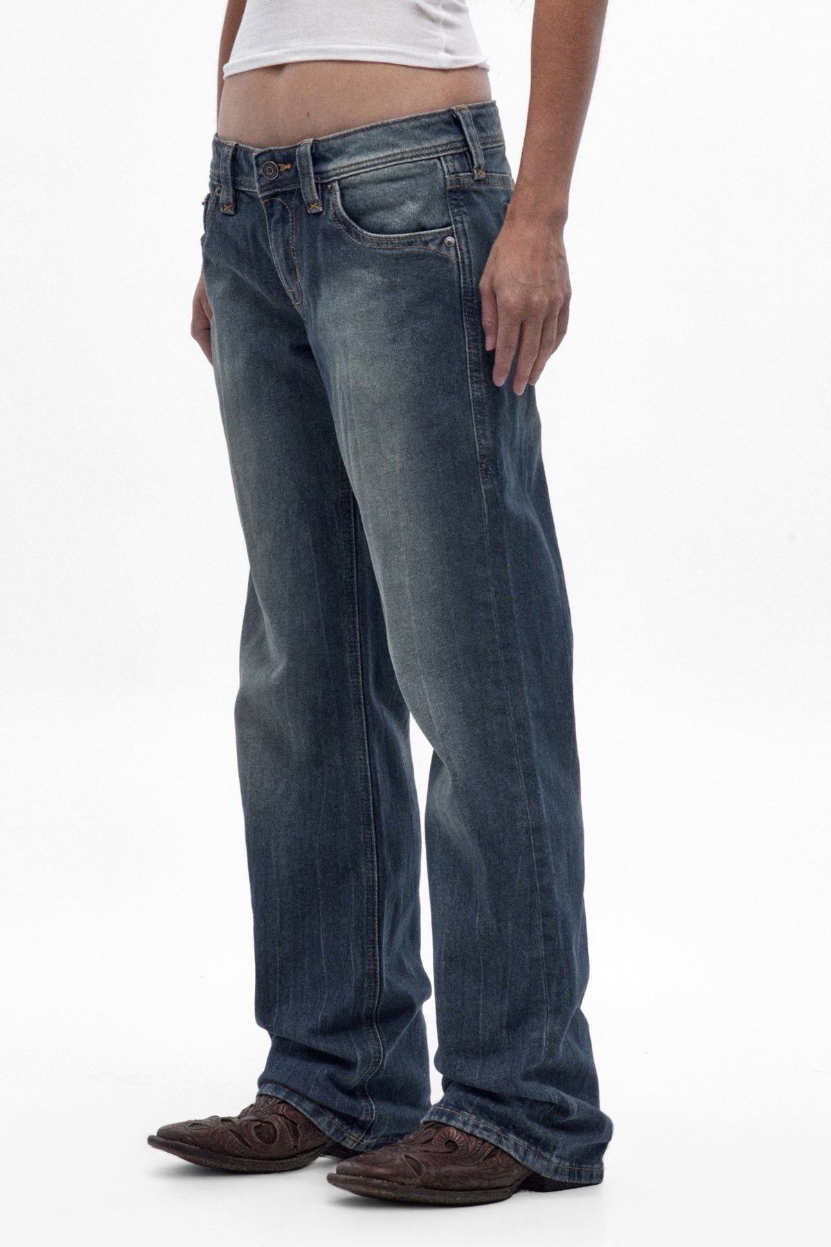 Isa Low-Rise Relaxed Straight Jeans in Vintage Blue