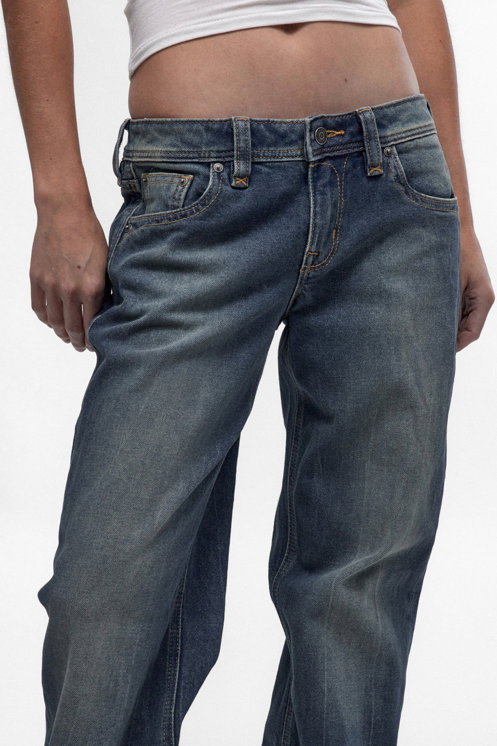 Isa Low-Rise Relaxed Straight Jeans in Vintage Blue