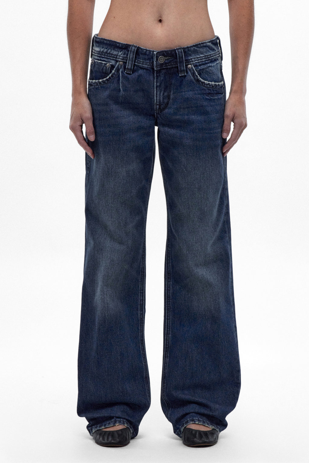 Isa Low-Rise Relaxed Straight Jeans in Medium Blue