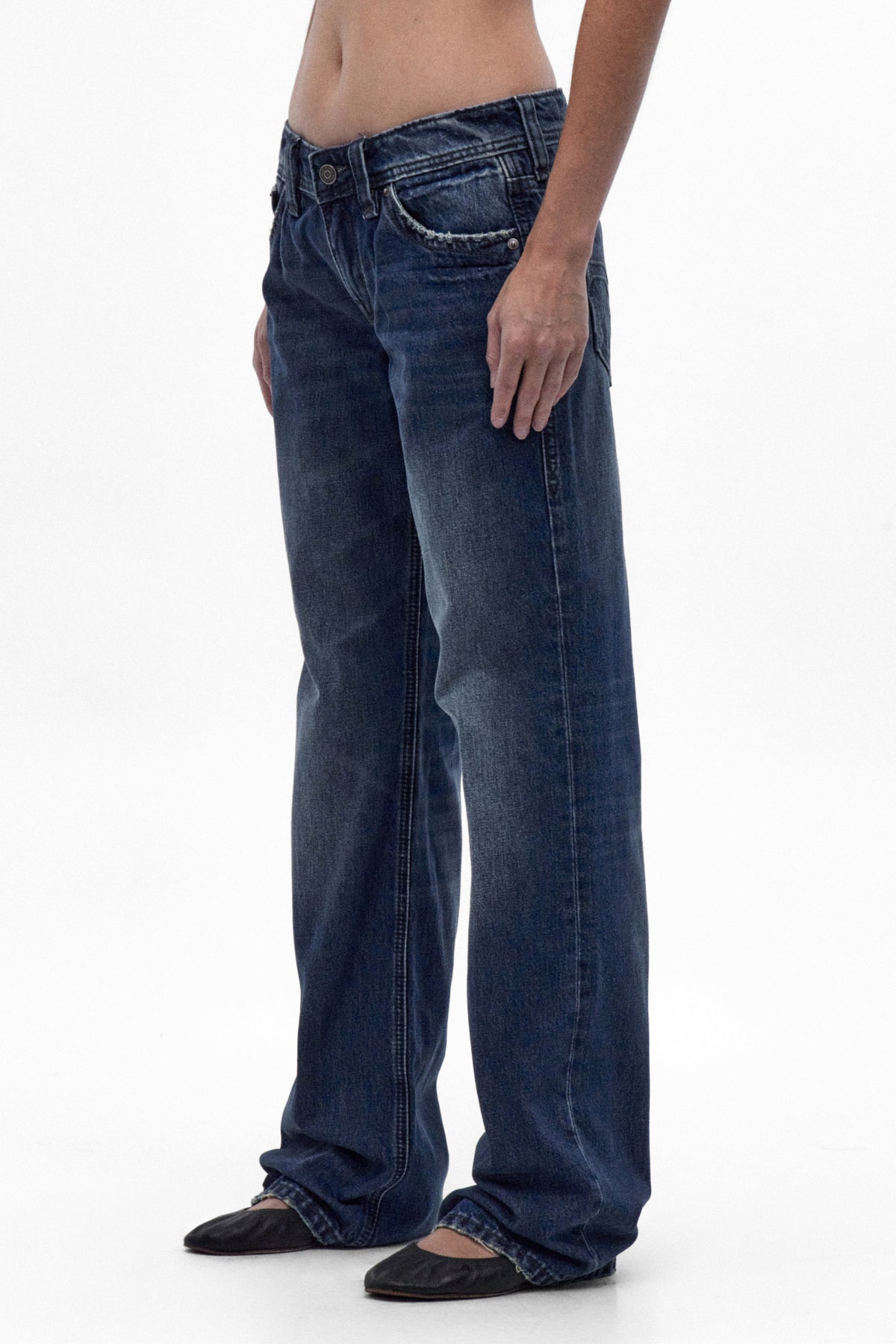 Isa Low-Rise Relaxed Straight Jeans in Medium Blue