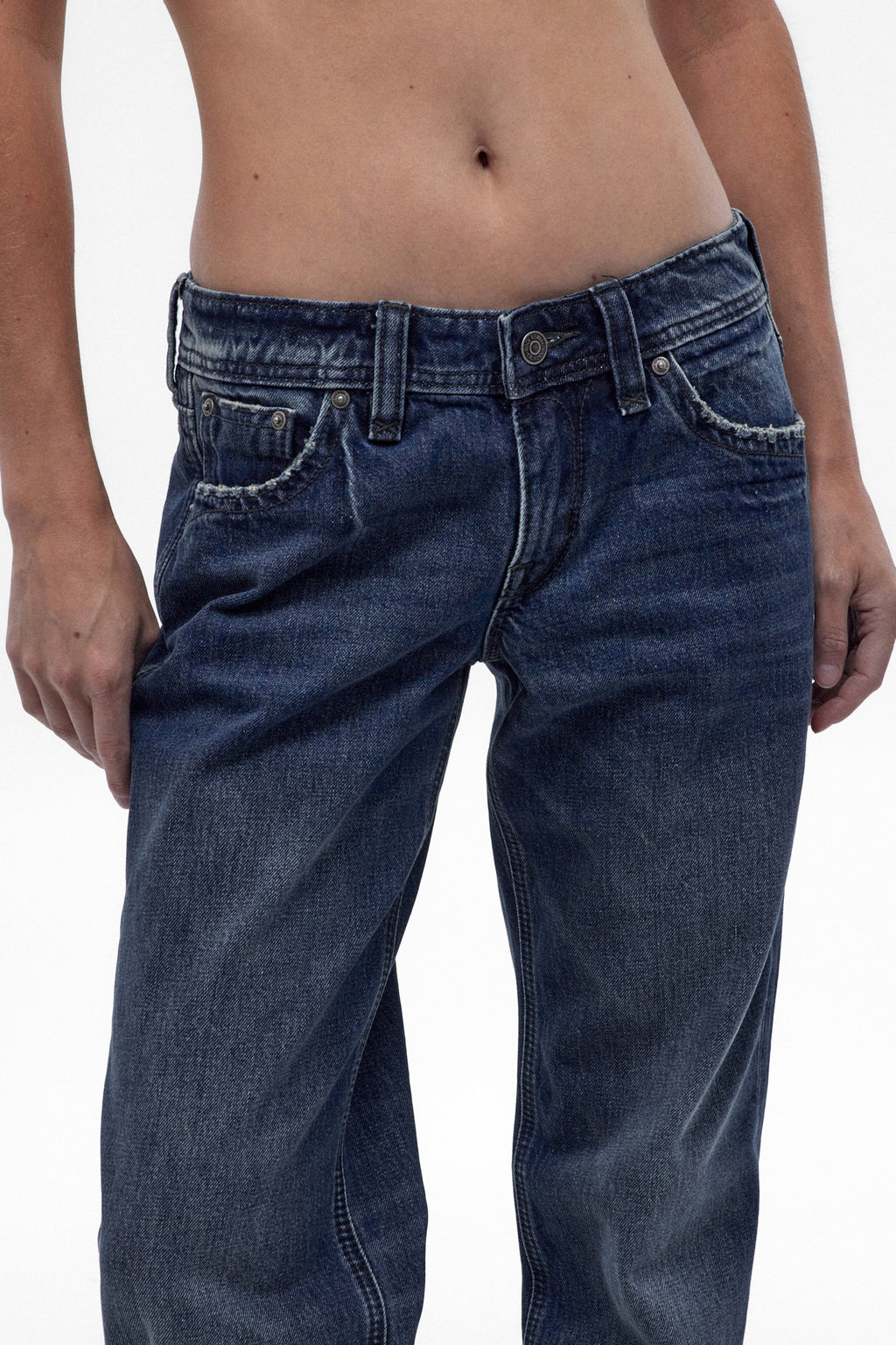 Isa Low-Rise Relaxed Straight Jeans in Medium Blue