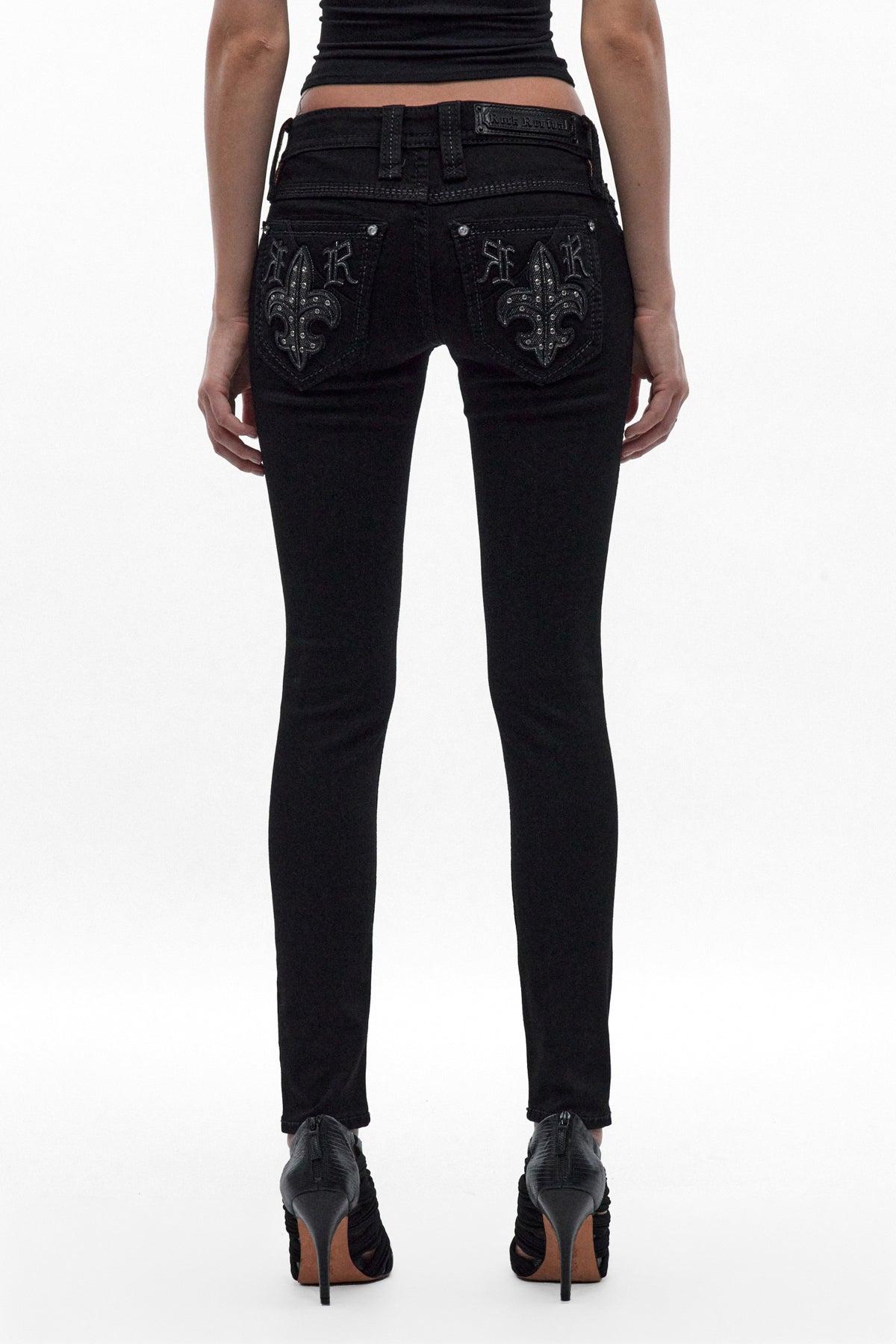 Kari Low-Rise Skinny Jeans in Black