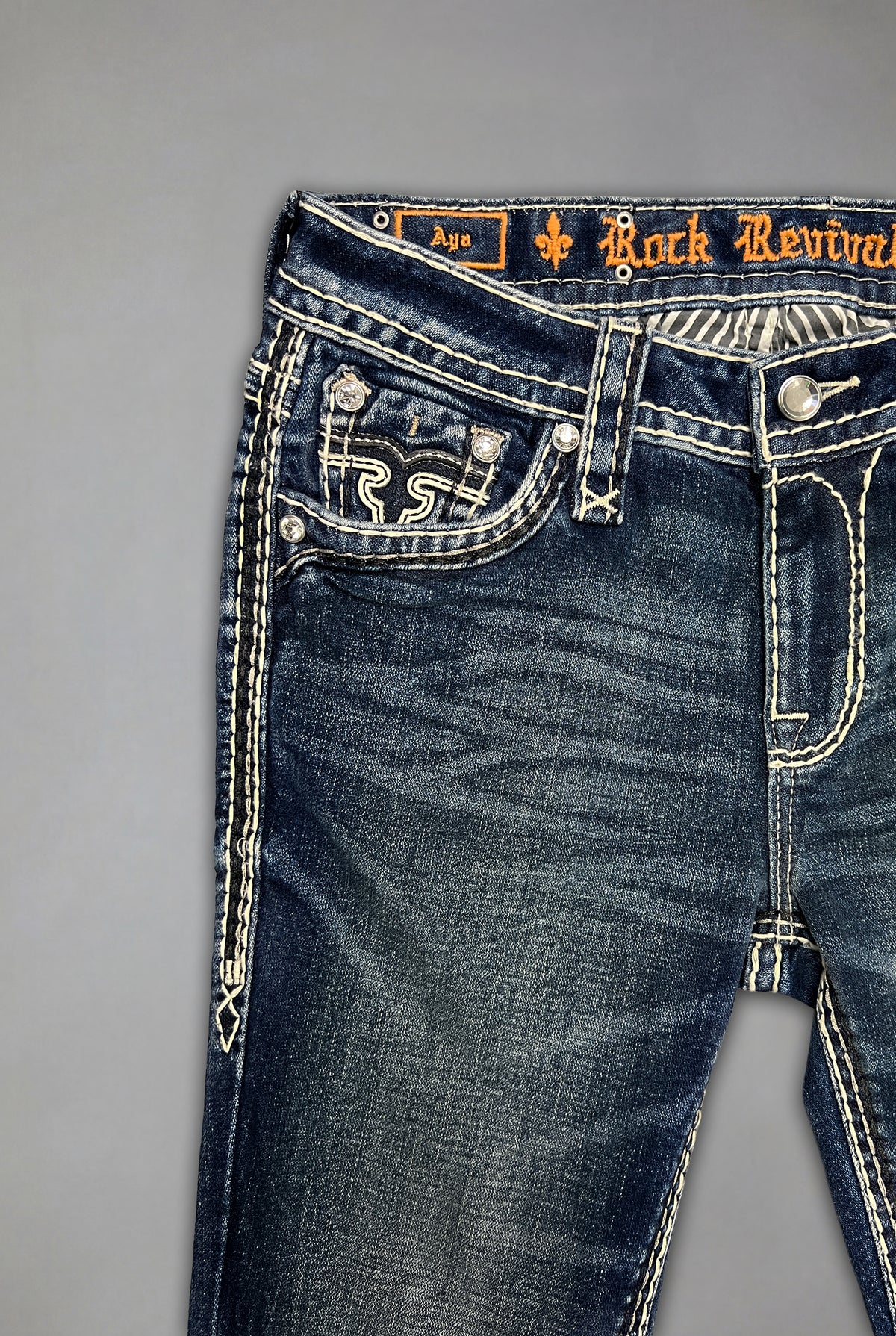 Aya Low-Rise Bootcut in Medium Wash