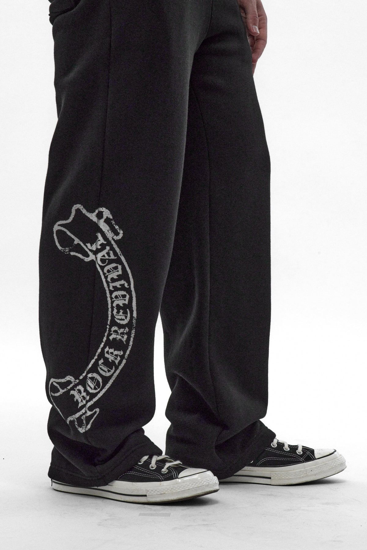 Skull Crest Sweatpants in Black
