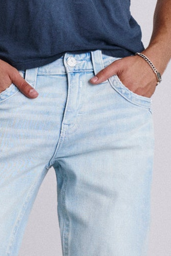 Clark Relaxed Straight in Super Light Wash