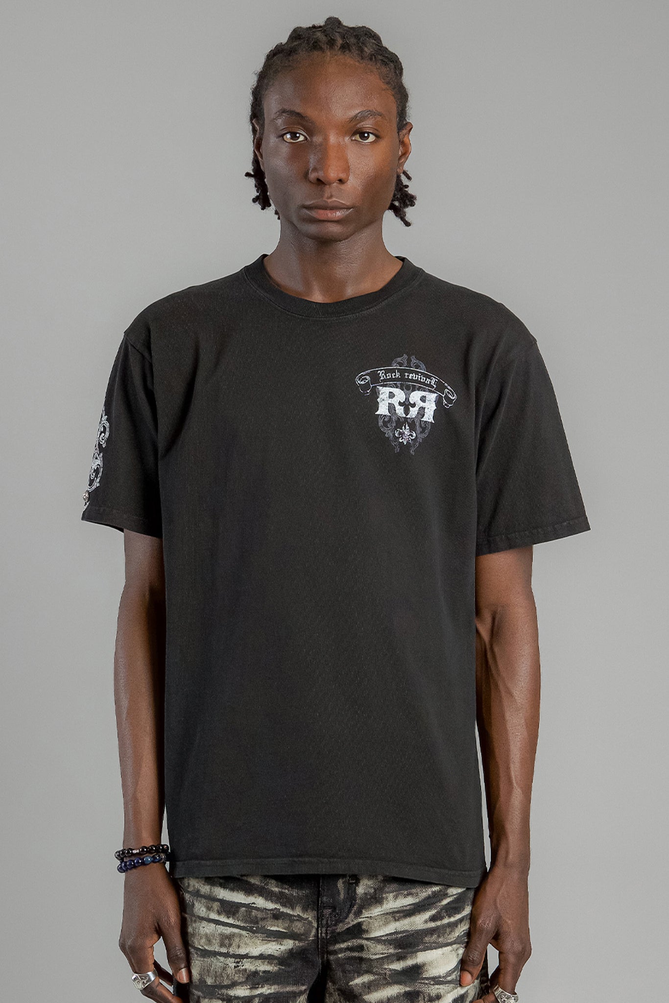 Cross Forme Tee in Black Dust/White – Rock Revival®