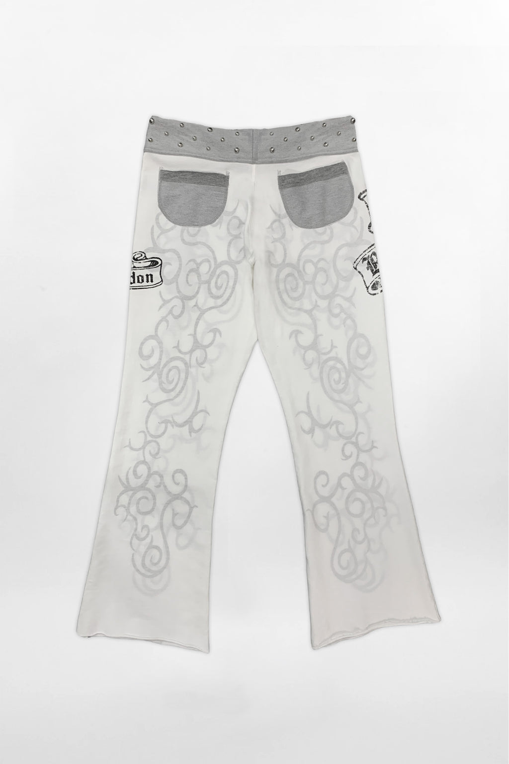 (JWL5808)Pantalones de chándal de tiro bajo Rock Revival by Jaded London con estampado gráfico en blanco