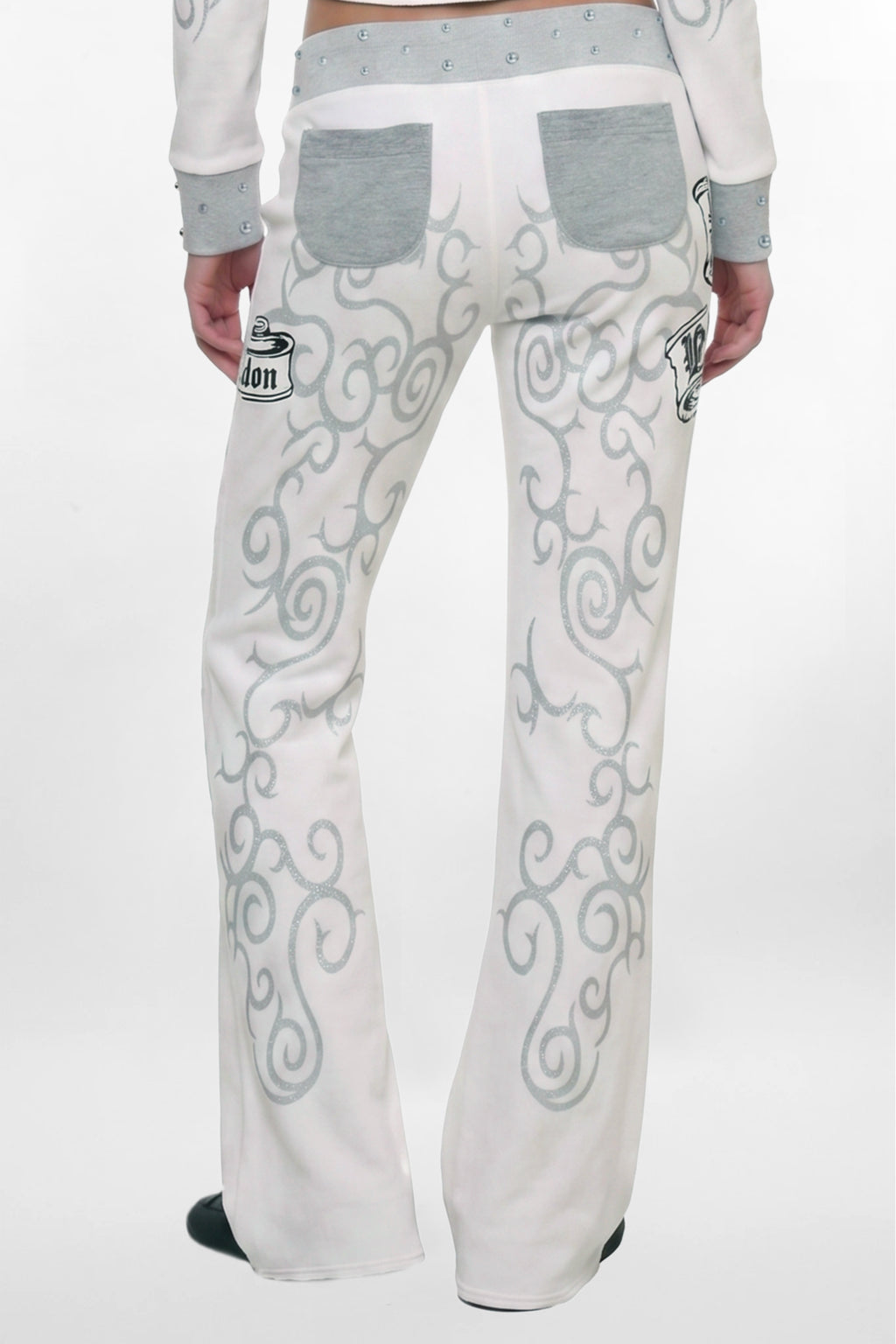 (JWL5808)Pantalones de chándal de tiro bajo Rock Revival by Jaded London con estampado gráfico en blanco