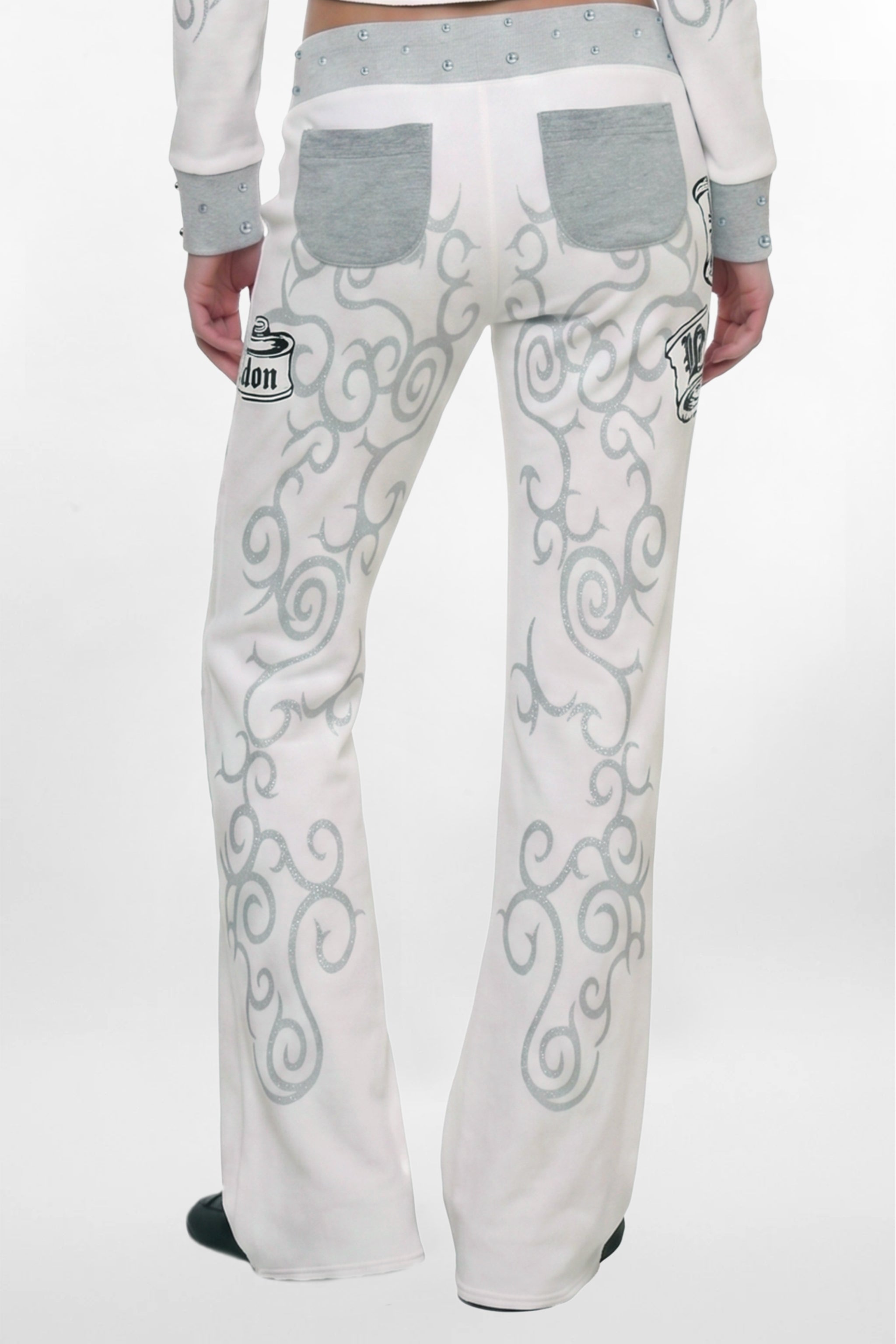 (JWL5808)Pantalones de chándal de tiro bajo Rock Revival by Jaded London con estampado gráfico en blanco