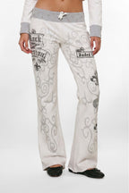 (JWL5808)Pantalones de chándal de tiro bajo Rock Revival by Jaded London con estampado gráfico en blanco