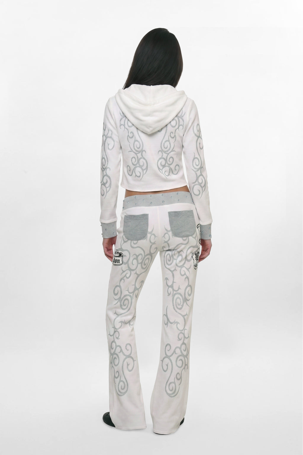 (JWL5808)Pantalones de chándal de tiro bajo Rock Revival by Jaded London con estampado gráfico en blanco